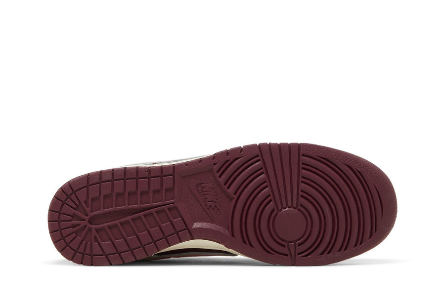 Vista traseira do Nike Nike Dunk Low Premium Valentine's day Vermelho mostrando calcanheira e detalhes do solado