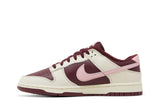 Vista lateral do Nike Nike Dunk Low Premium Valentine's day Vermelho mostrando design do cabedal e logo da marca