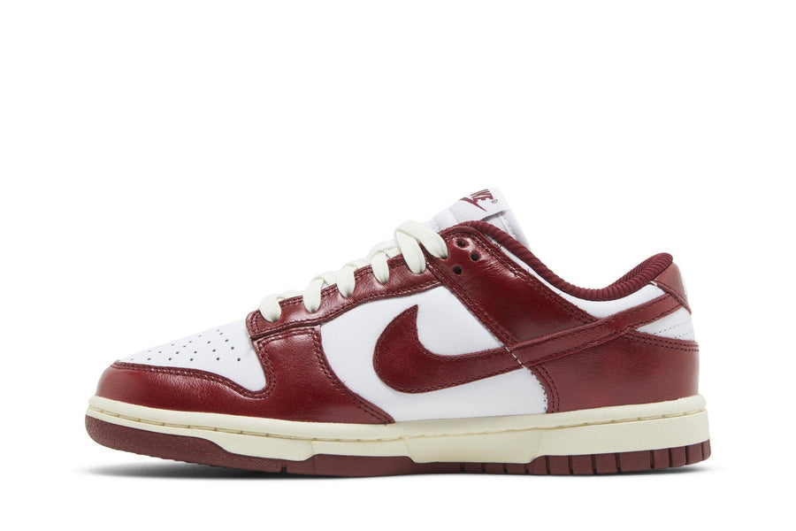 Vista lateral do Nike Nike Dunk Low PRM Vintage Team Red mostrando design do cabedal e logo da marca