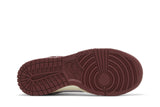 Vista traseira do Nike Nike Dunk Low PRM Vintage Team Red mostrando calcanheira e detalhes do solado