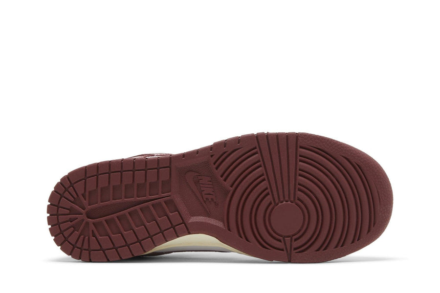Vista traseira do Nike Nike Dunk Low PRM Vintage Team Red mostrando calcanheira e detalhes do solado