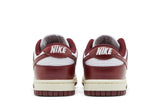 Vista superior do Nike Nike Dunk Low PRM Vintage Team Red mostrando abertura, lingueta e cadarços