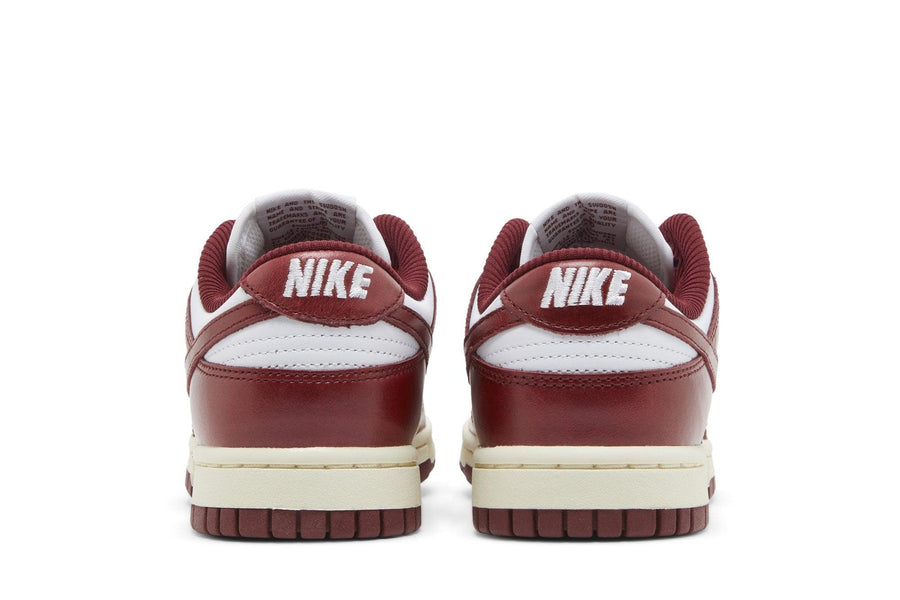 Vista superior do Nike Nike Dunk Low PRM Vintage Team Red mostrando abertura, lingueta e cadarços