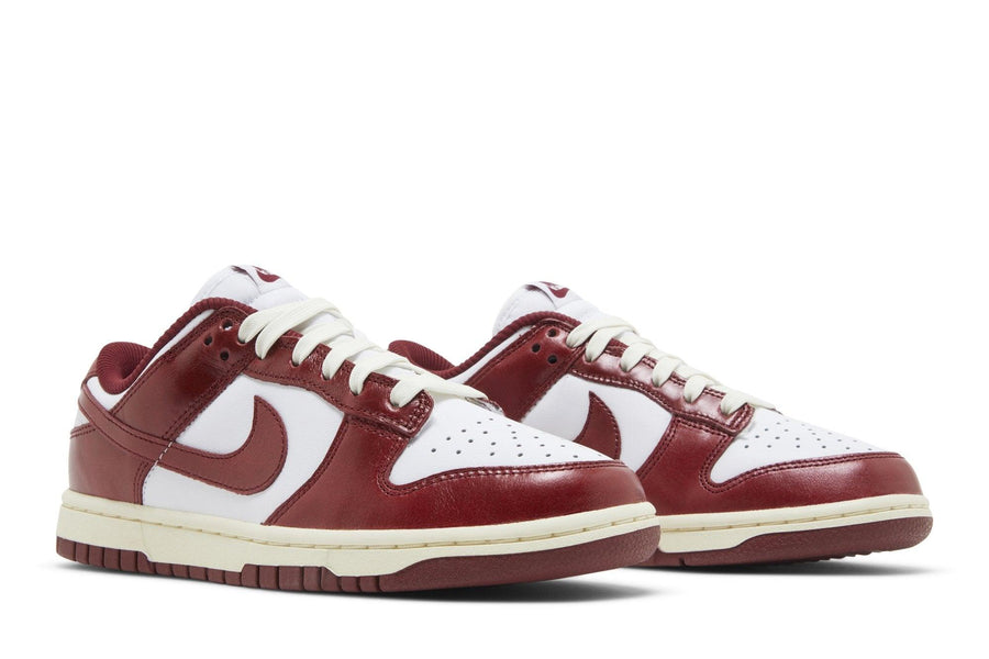 Vista frontal do Nike Nike Dunk Low PRM Vintage Team Red mostrando biqueira e costuras