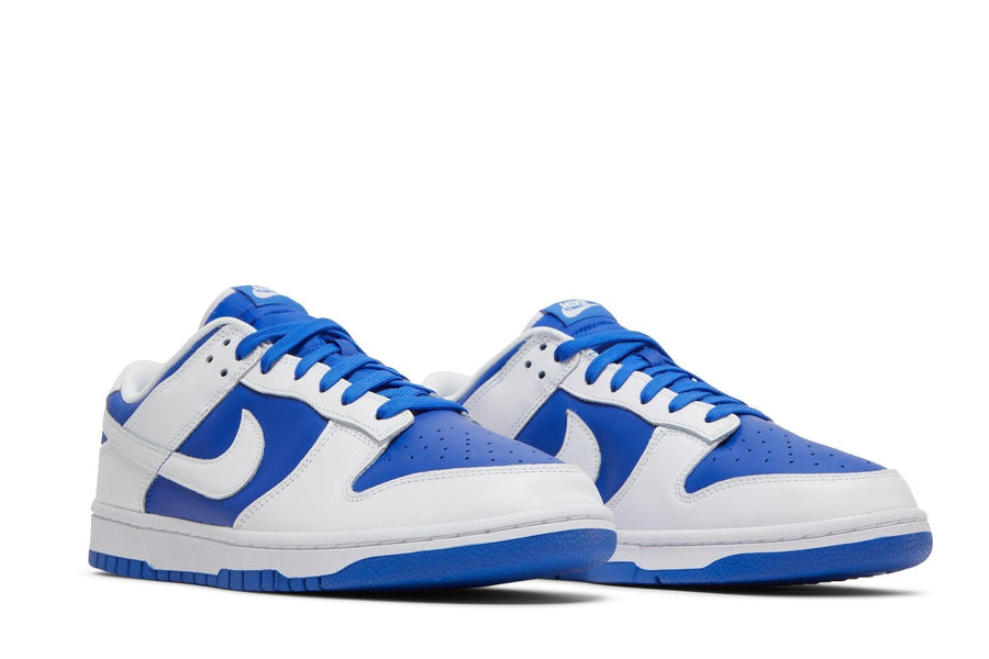 Vista frontal do Nike Nike Dunk Low Racer Blue mostrando biqueira e costuras