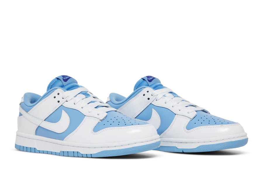 Vista frontal do Nike Nike Dunk Low Reverse University Blue mostrando biqueira e costuras