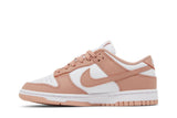 Vista lateral do Nike Nike Dunk Low Rose Whisper mostrando design do cabedal e logo da marca