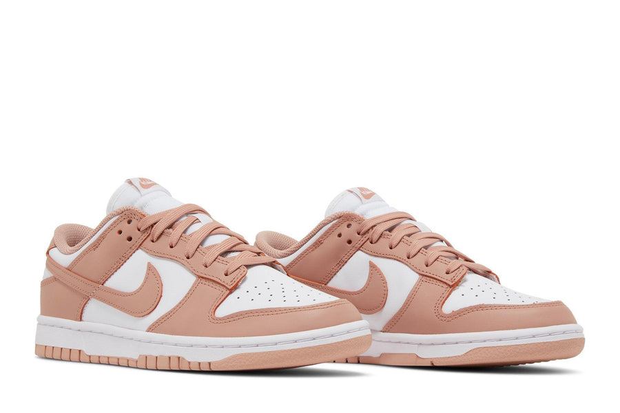 Vista frontal do Nike Nike Dunk Low Rose Whisper mostrando biqueira e costuras
