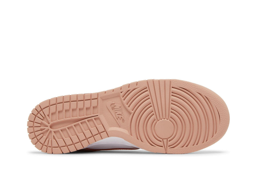 Vista traseira do Nike Nike Dunk Low Rose Whisper mostrando calcanheira e detalhes do solado