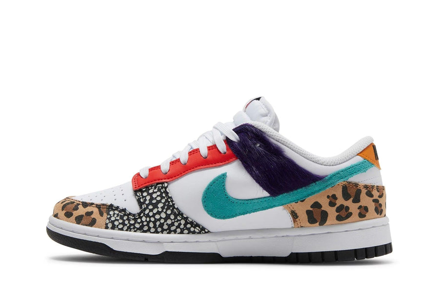 Vista lateral do Nike Nike Dunk Low SE Animal Colorido mostrando design do cabedal e logo da marca