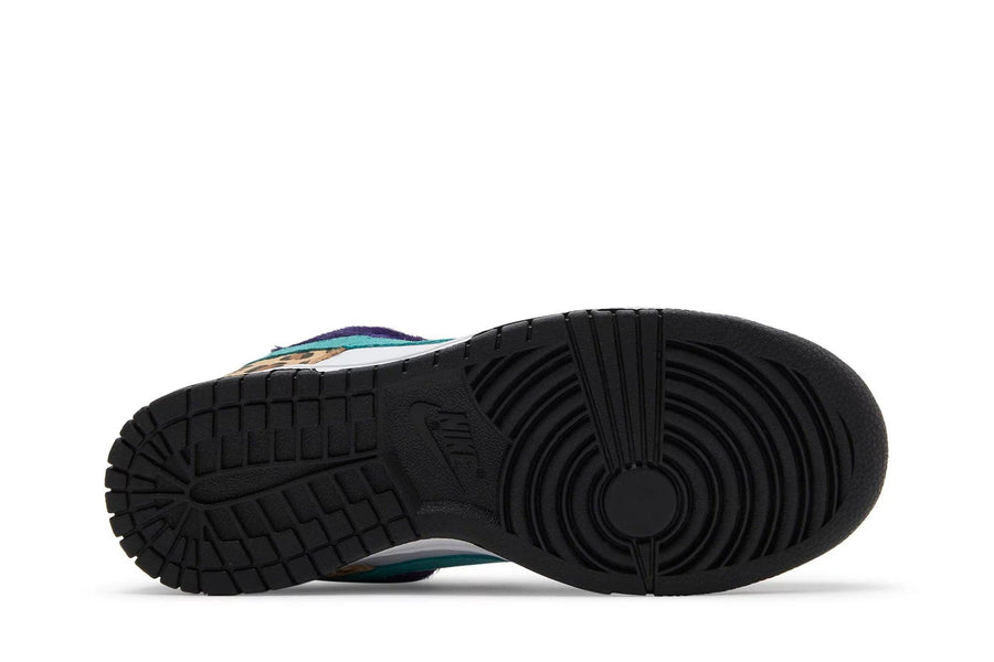 Vista traseira do Nike Nike Dunk Low SE Animal Colorido mostrando calcanheira e detalhes do solado