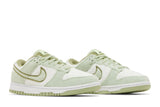Vista frontal do Nike Nike Dunk Low SE Fleece Honeydew mostrando biqueira e costuras