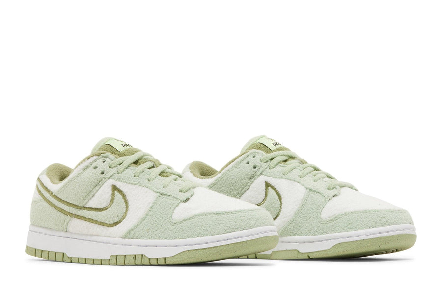 Vista frontal do Nike Nike Dunk Low SE Fleece Honeydew mostrando biqueira e costuras