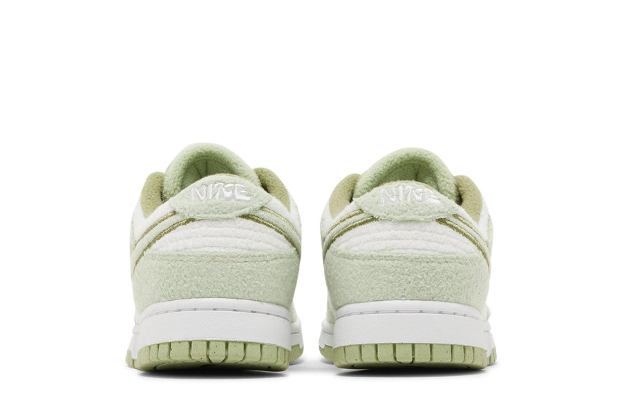Vista superior do Nike Nike Dunk Low SE Fleece Honeydew mostrando abertura, lingueta e cadarços