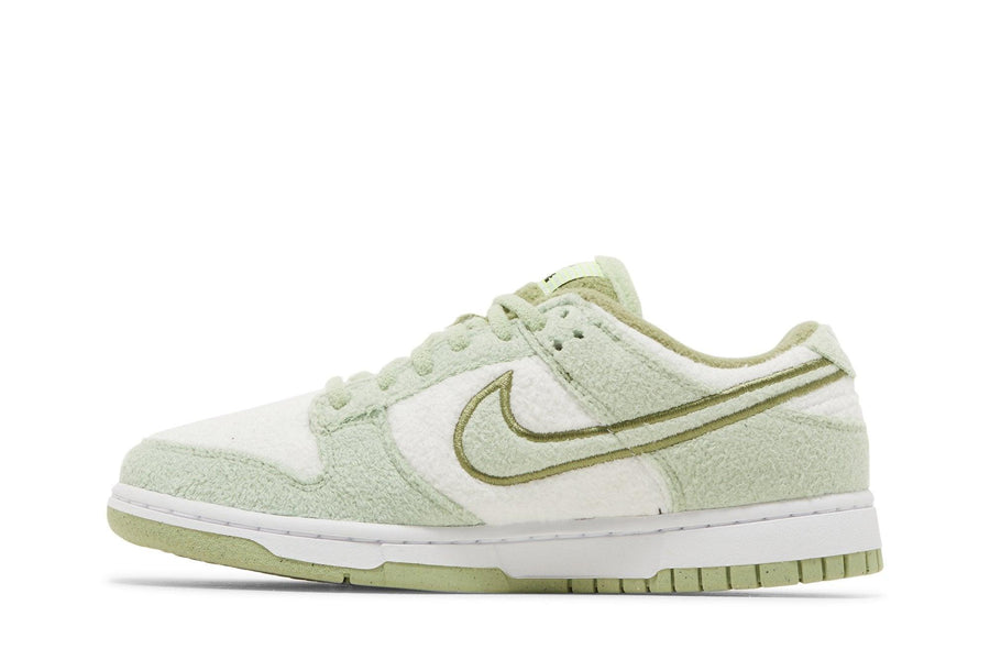 Vista lateral do Nike Nike Dunk Low SE Fleece Honeydew mostrando design do cabedal e logo da marca