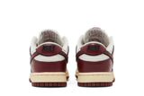 Vista superior do Nike Nike Dunk Low SE Just Do It Team Red mostrando abertura, lingueta e cadarços