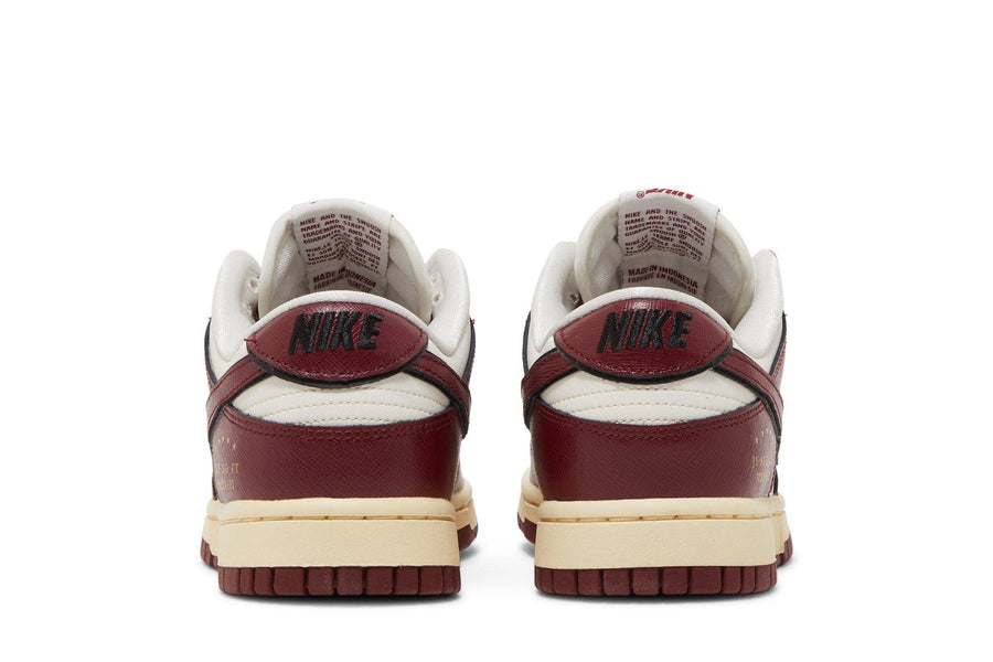 Vista superior do Nike Nike Dunk Low SE Just Do It Team Red mostrando abertura, lingueta e cadarços
