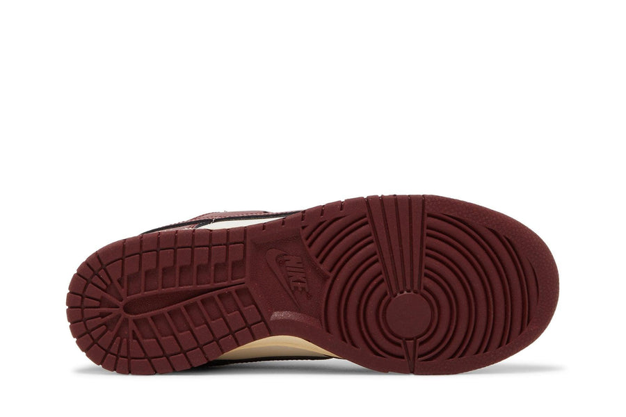Vista traseira do Nike Nike Dunk Low SE Just Do It Team Red mostrando calcanheira e detalhes do solado