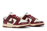 Vista frontal do Nike Nike Dunk Low SE Just Do It Team Red mostrando biqueira e costuras