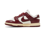 Vista lateral do Nike Nike Dunk Low SE Just Do It Team Red mostrando design do cabedal e logo da marca