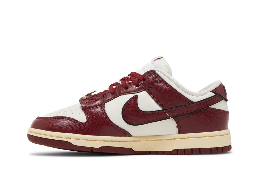 Vista lateral do Nike Nike Dunk Low SE Just Do It Team Red mostrando design do cabedal e logo da marca