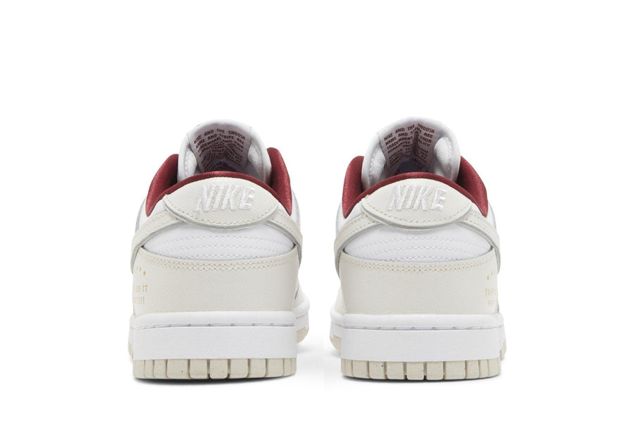 Vista superior do Nike Nike Dunk Low SE Just Do It White Phantom mostrando abertura, lingueta e cadarços