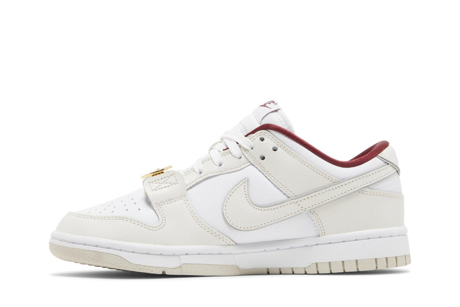 Vista lateral do Nike Nike Dunk Low SE Just Do It White Phantom mostrando design do cabedal e logo da marca
