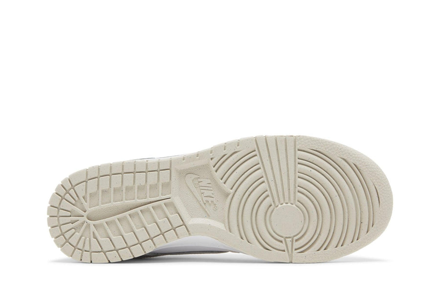 Vista traseira do Nike Nike Dunk Low SE Just Do It White Phantom mostrando calcanheira e detalhes do solado