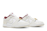 Vista frontal do Nike Nike Dunk Low SE Just Do It White Phantom mostrando biqueira e costuras