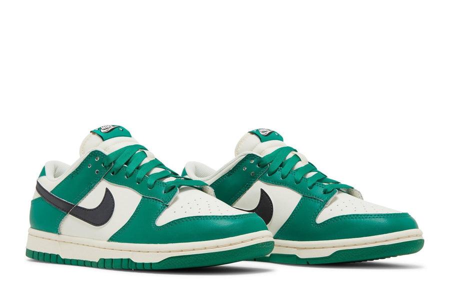 Vista frontal do Nike Nike Dunk Low SE Lottery mostrando biqueira e costuras