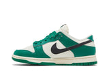 Vista lateral do Nike Nike Dunk Low SE Lottery mostrando design do cabedal e logo da marca