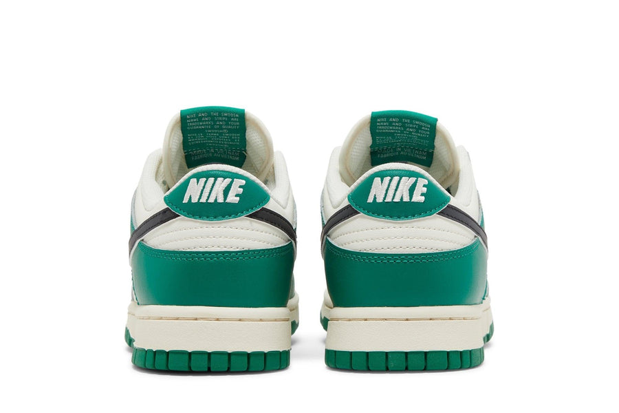Vista superior do Nike Nike Dunk Low SE Lottery mostrando abertura, lingueta e cadarços