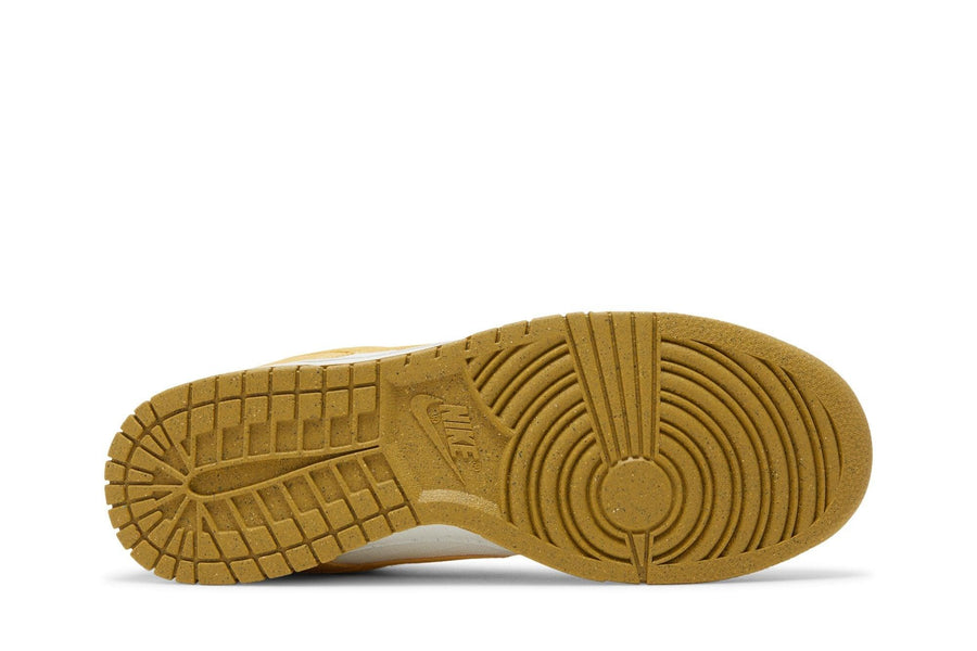 Vista traseira do Nike Nike Dunk Low Sun Club mostrando calcanheira e detalhes do solado