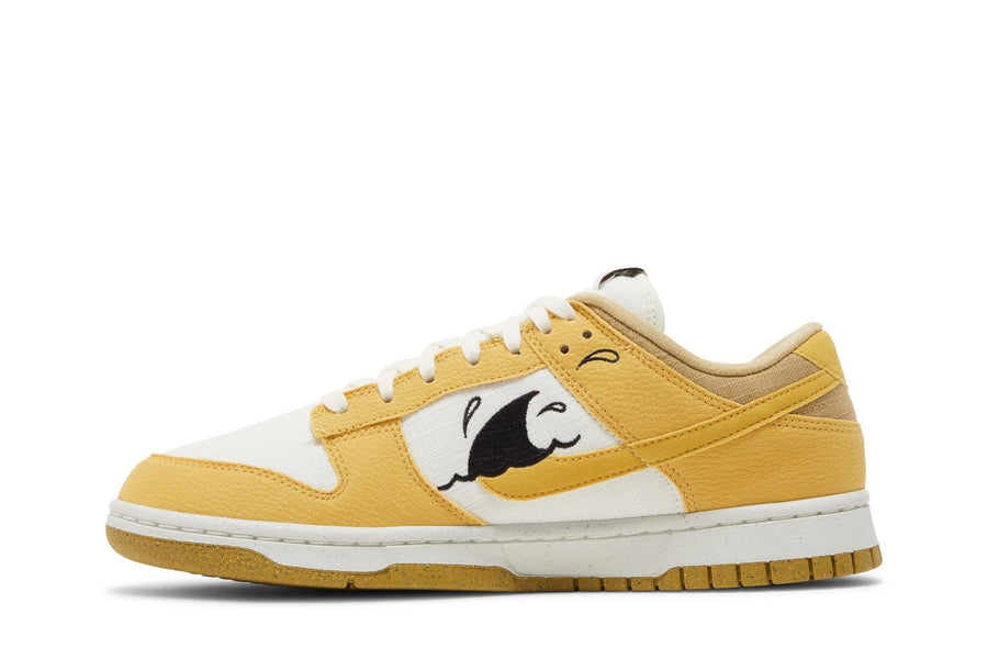 Vista lateral do Nike Nike Dunk Low Sun Club mostrando design do cabedal e logo da marca