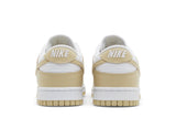 Vista superior do Nike Nike Dunk Low Team Gold Dourado mostrando abertura, lingueta e cadarços