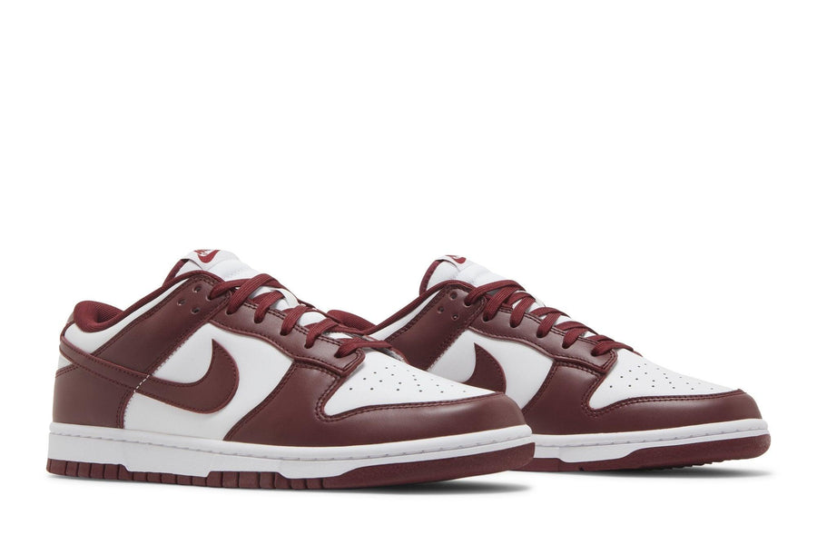 Vista frontal do Nike Nike Dunk Low Team Red mostrando biqueira e costuras