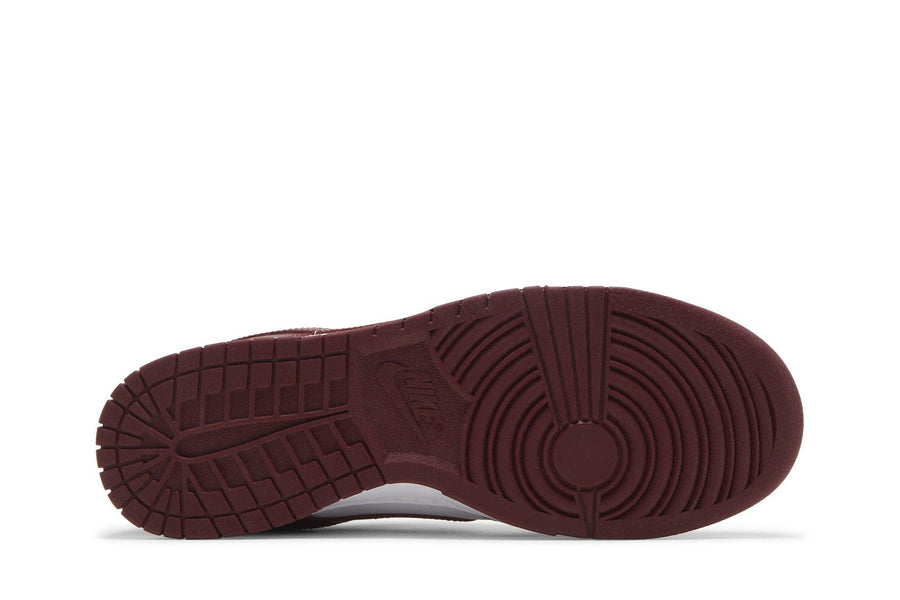 Vista traseira do Nike Nike Dunk Low Team Red mostrando calcanheira e detalhes do solado