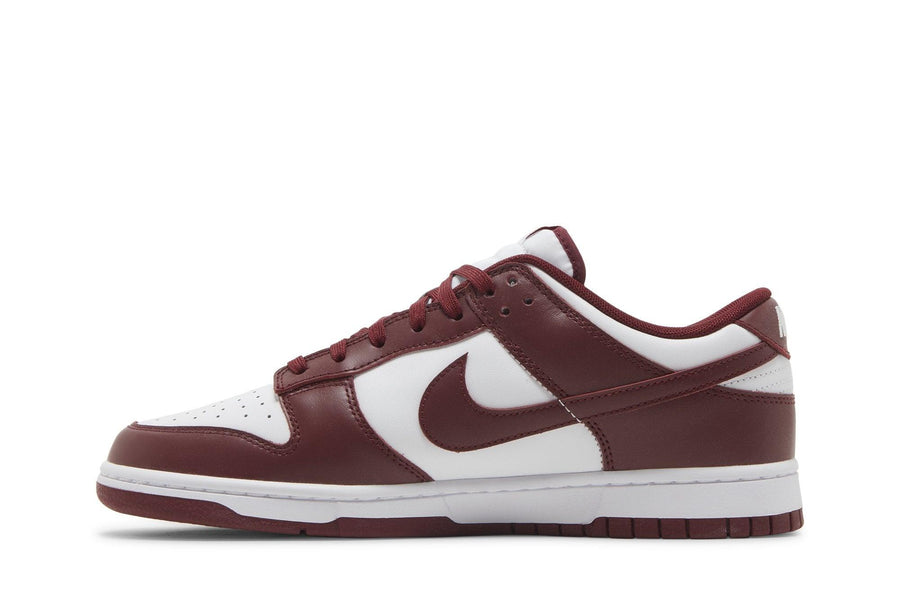 Vista lateral do Nike Nike Dunk Low Team Red mostrando design do cabedal e logo da marca
