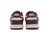 Vista superior do Nike Nike Dunk Low Team Red mostrando abertura, lingueta e cadarços