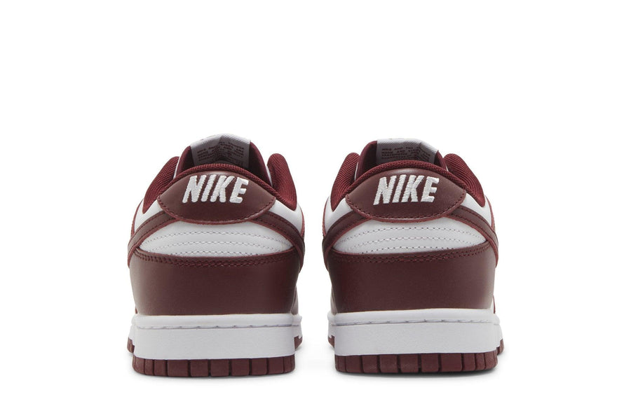 Vista superior do Nike Nike Dunk Low Team Red mostrando abertura, lingueta e cadarços