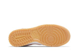 Vista traseira do Nike Nike Dunk Low Teddy Bear Pink mostrando calcanheira e detalhes do solado
