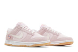 Vista frontal do Nike Nike Dunk Low Teddy Bear Pink mostrando biqueira e costuras