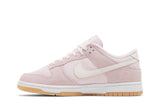 Vista lateral do Nike Nike Dunk Low Teddy Bear Pink mostrando design do cabedal e logo da marca