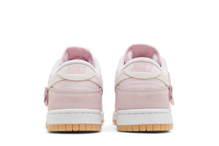 Vista superior do Nike Nike Dunk Low Teddy Bear Pink mostrando abertura, lingueta e cadarços