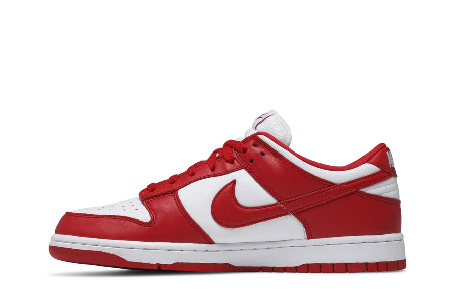 Vista lateral do Nike Nike Dunk Low University Red mostrando design do cabedal e logo da marca
