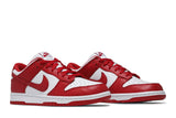 Vista frontal do Nike Nike Dunk Low University Red mostrando biqueira e costuras