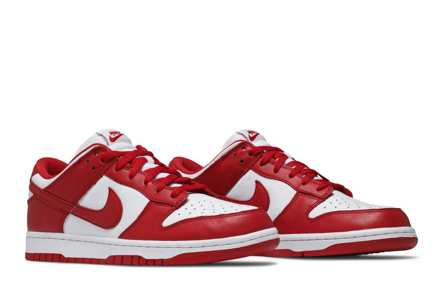 Vista frontal do Nike Nike Dunk Low University Red mostrando biqueira e costuras