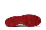 Vista traseira do Nike Nike Dunk Low University Red mostrando calcanheira e detalhes do solado