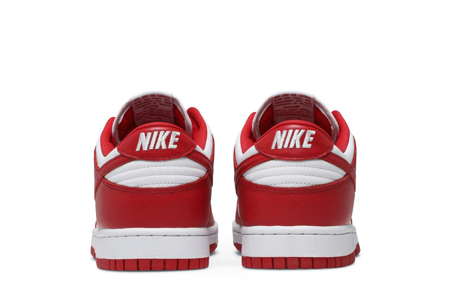 Vista superior do Nike Nike Dunk Low University Red mostrando abertura, lingueta e cadarços