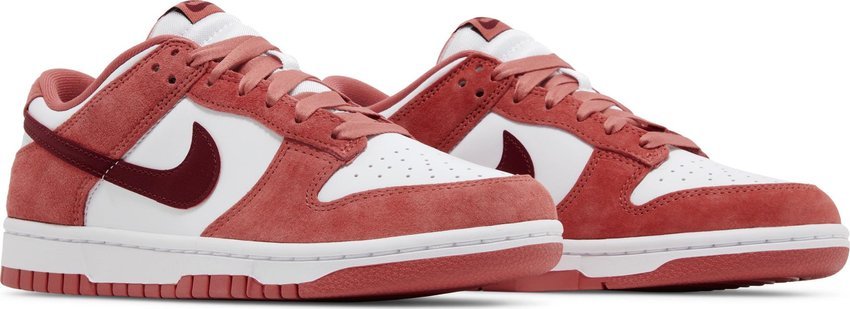 Vista traseira do Nike Nike Dunk Low Valentine's Day 2024 mostrando calcanheira e detalhes do solado
